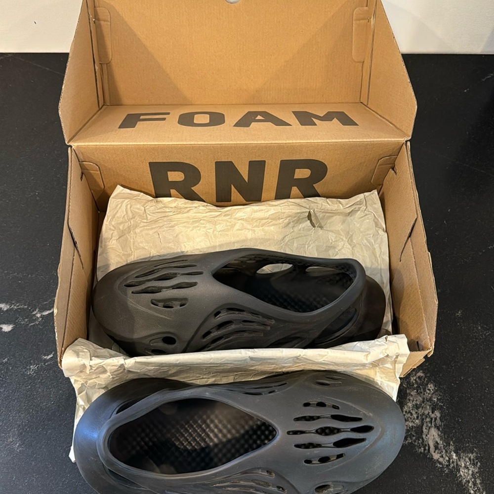 AUTHENTIC MENS Adidas Foam Runners